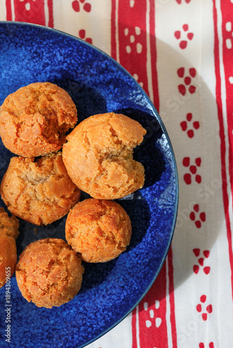 Okinawan traditional sweet sata andagi, homemade deep-fried doughnuts
沖縄の家庭菓子「さたぱんびん」 手作りサーターアンダギー