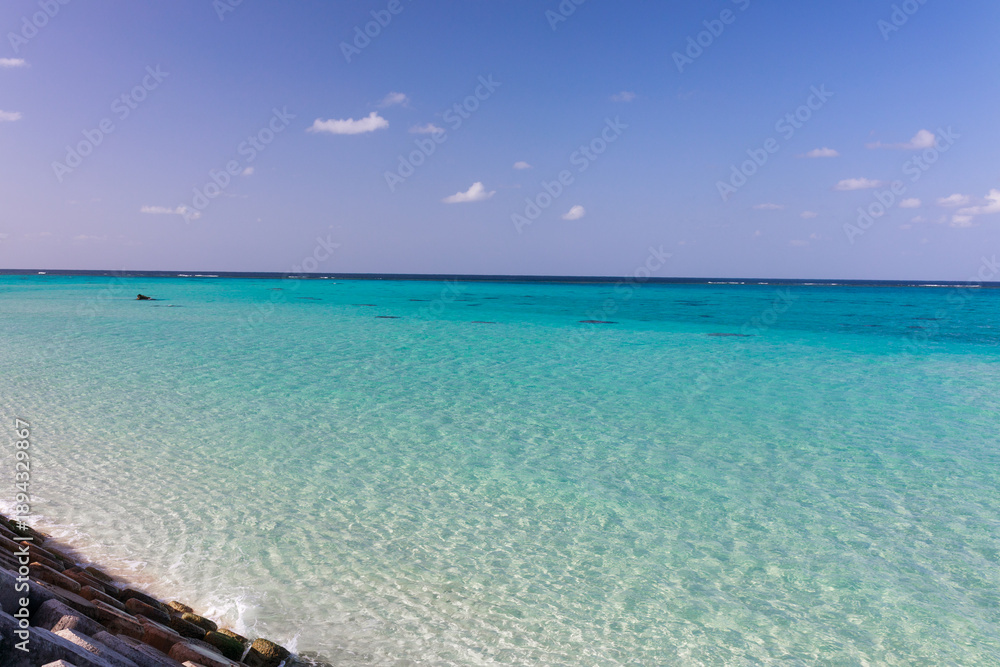 Obraz premium Crystal clear turquoise sea at 17END, Shimoji Island, Okinawa, Japan 沖縄・下地島17END 透き通るエメラルドグリーンの海 