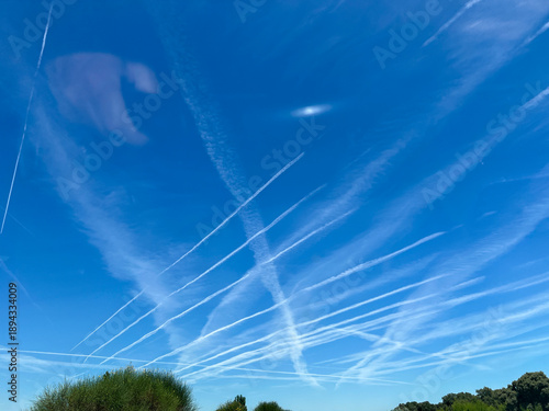Estelas de avión misteriosas en el cielo, Mysterious airplane contrails in the sky, Mysteriöse Flugzeugstreifen am Himmel, 空に現れた謎の飛行機雲, Traînées d’avion mystérieuses dans le ciel, Rastros misteriosos 
