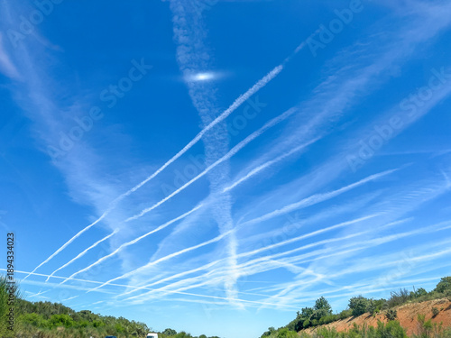Estelas de avión misteriosas en el cielo, Mysterious airplane contrails in the sky, Mysteriöse Flugzeugstreifen am Himmel, 空に現れた謎の飛行機雲, Traînées d’avion mystérieuses dans le ciel, Rastros misteriosos 
