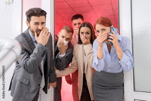 Foto Business people evacuating from burning office building