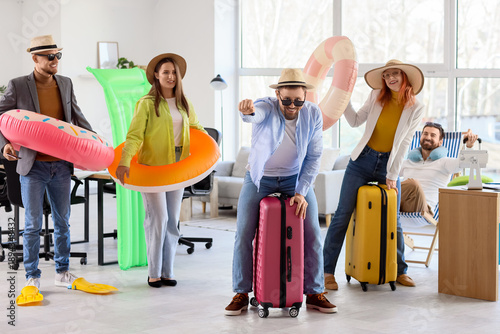 Group of funny colleagues w...