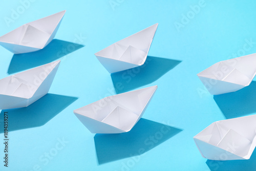 Many white paper boats on b...