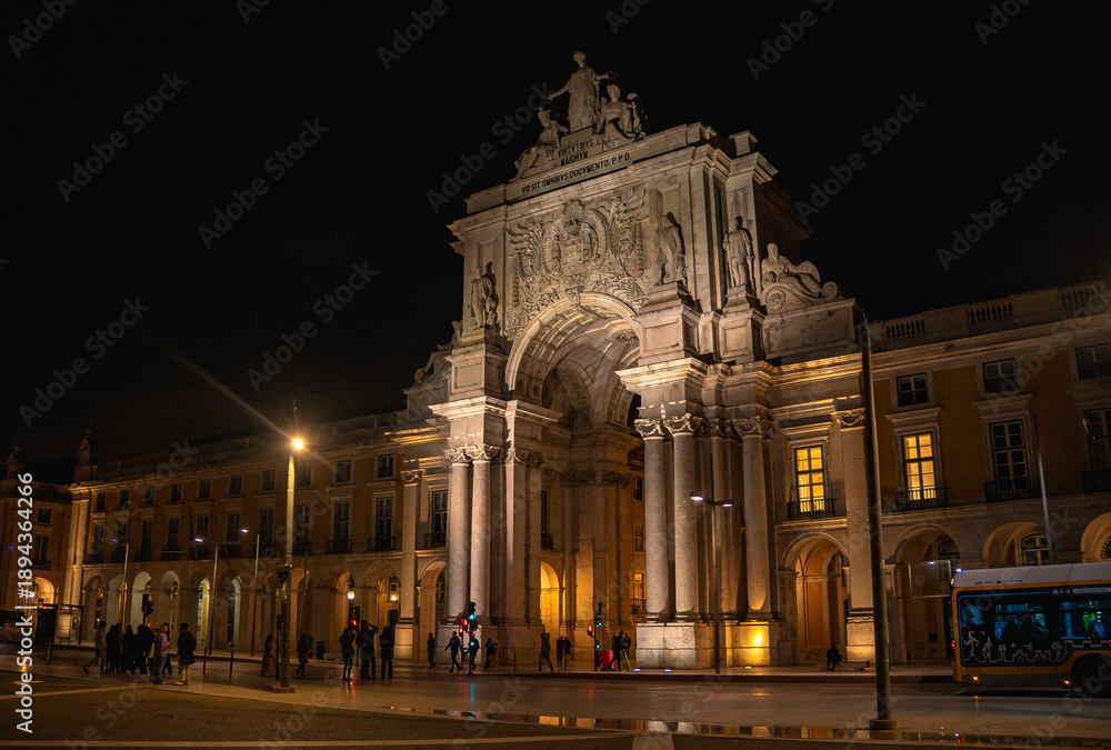 Fototapeta premium Night view of the historic Rua Augusta archway in Lisbon.