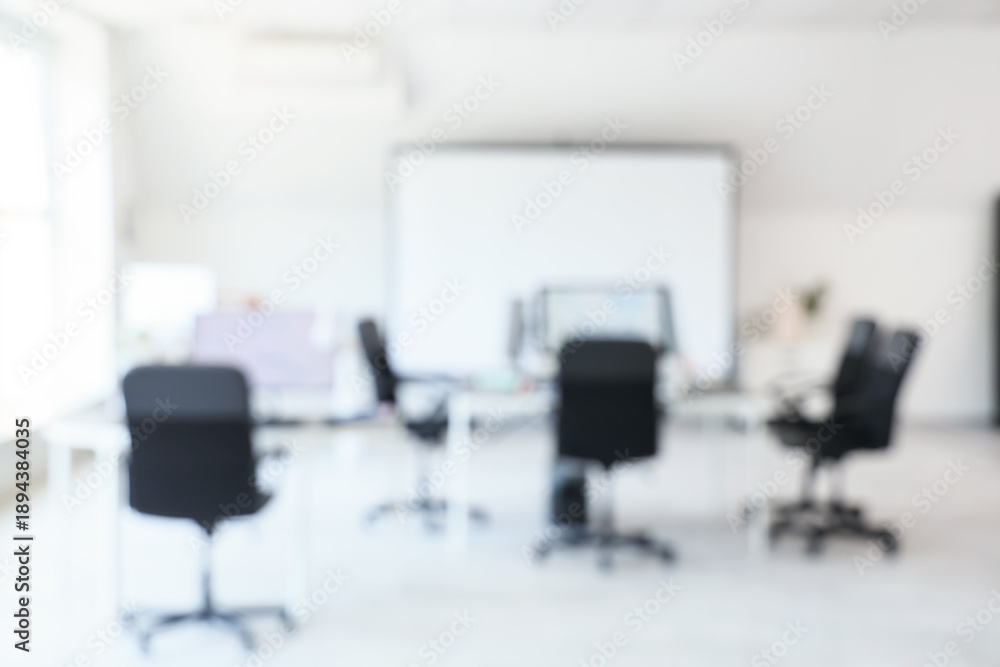 Obraz premium Blurred view of school computer lab with tables and projector screen