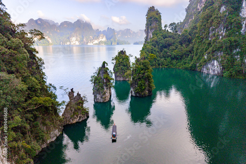 Foto Explore the serene beauty of Khao Sok with stunning limestone formations in Thai