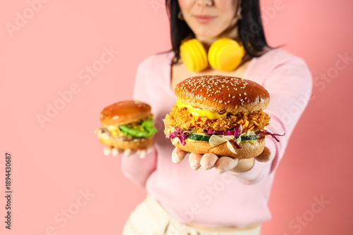 Young woman with tasty burg...