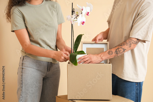 Young couple holding cardbo...