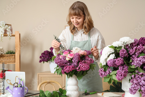 Female florist making beaut...