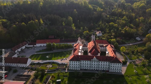 Drohnenansicht des Klosters Schaeftlarn mit dem Praelatengarten einem barocken Parkensemble in Bayern, Deutschland. Umgeben von Natur, Isartal und kulturellem Erbe Benediktiner. Kloster Schaeftlarn. 
