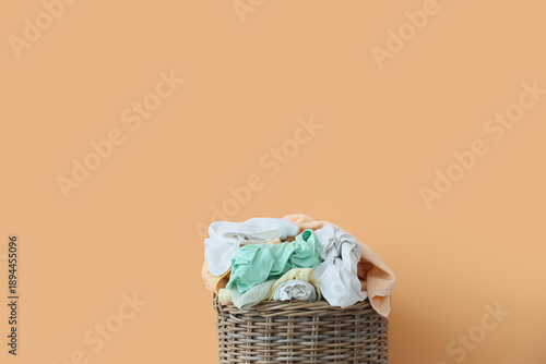 Quadro em tela Full laundry basket on color background
