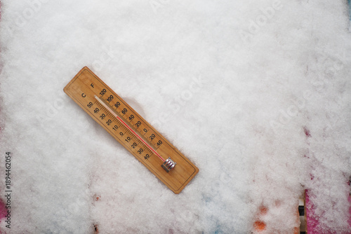 Konstfotografi Snow covers thermometer in cold weather