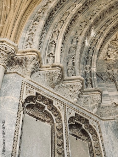 Fotografie Architectural detail of an arch at Selimiye Mosque in Nicosia, featuring Catholic Gothic ornaments from its former cathedral era