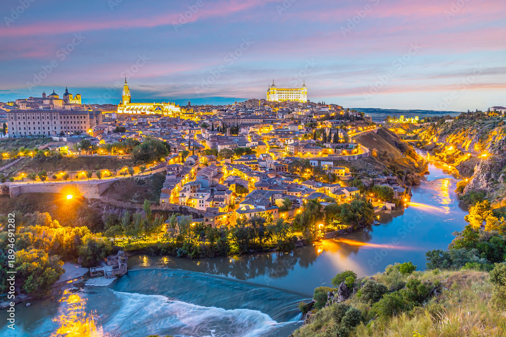 Naklejka premium Toledo city skyline, cityscape of Spain
