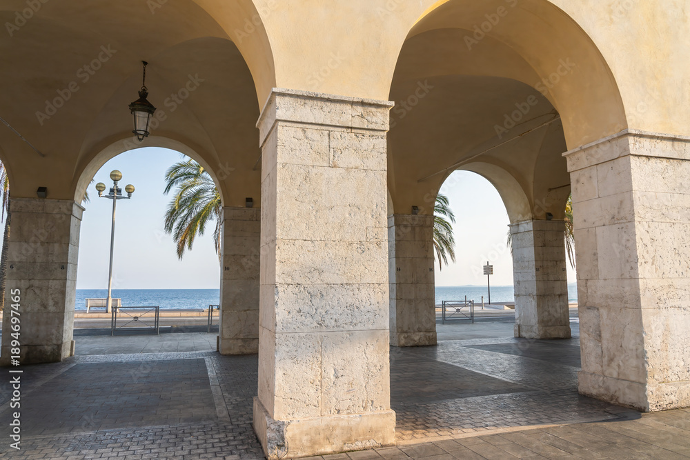 Obraz premium Archway in the old town of Nice