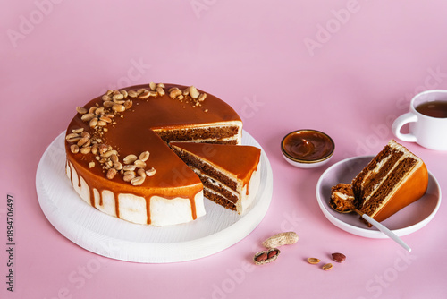 Foto Elegant caramel and walnut pastry displayed on pink background
