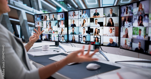 Fotografie Woman Managing Virtual Webinar For Business Professionals