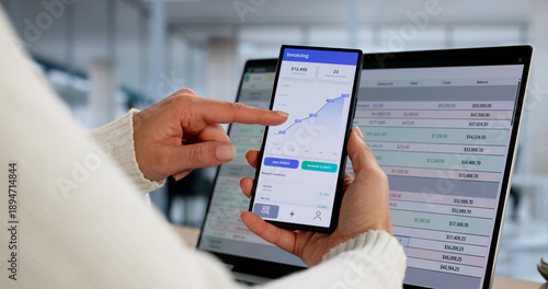 Tableau sur toile Woman Using Smartphone App To Create Digital Invoice