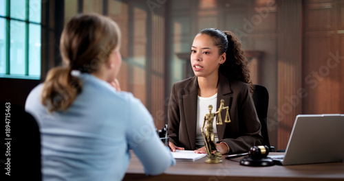Foto Divorce Trial: Woman Seeks Justice With Lawyer