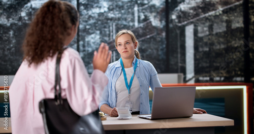 Foto Managing An Irate Guest