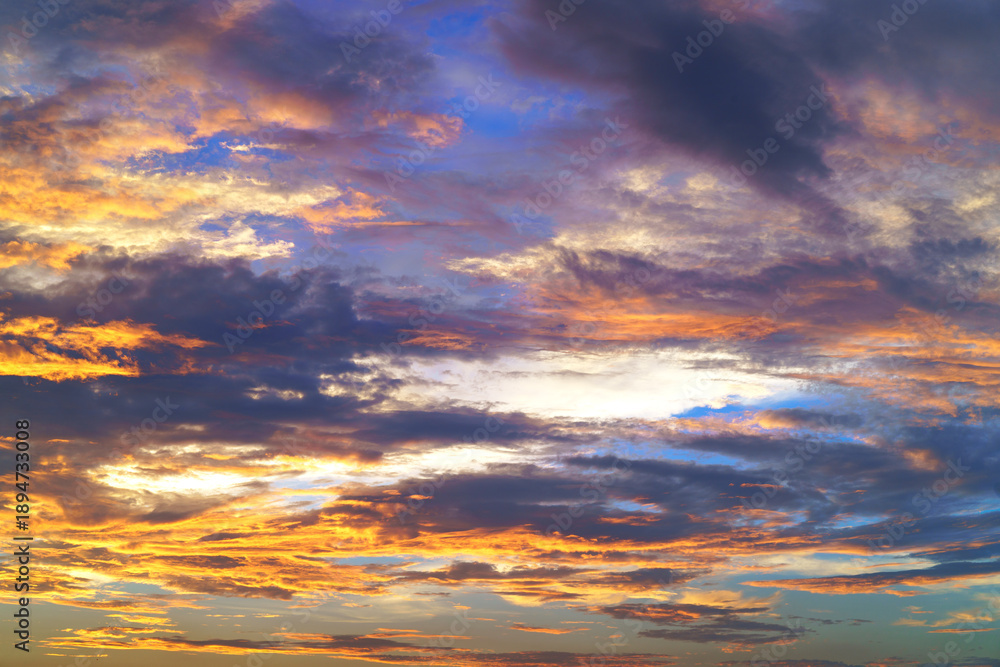 Obraz premium Soft, drifting clouds shaping a beautiful textured sky.