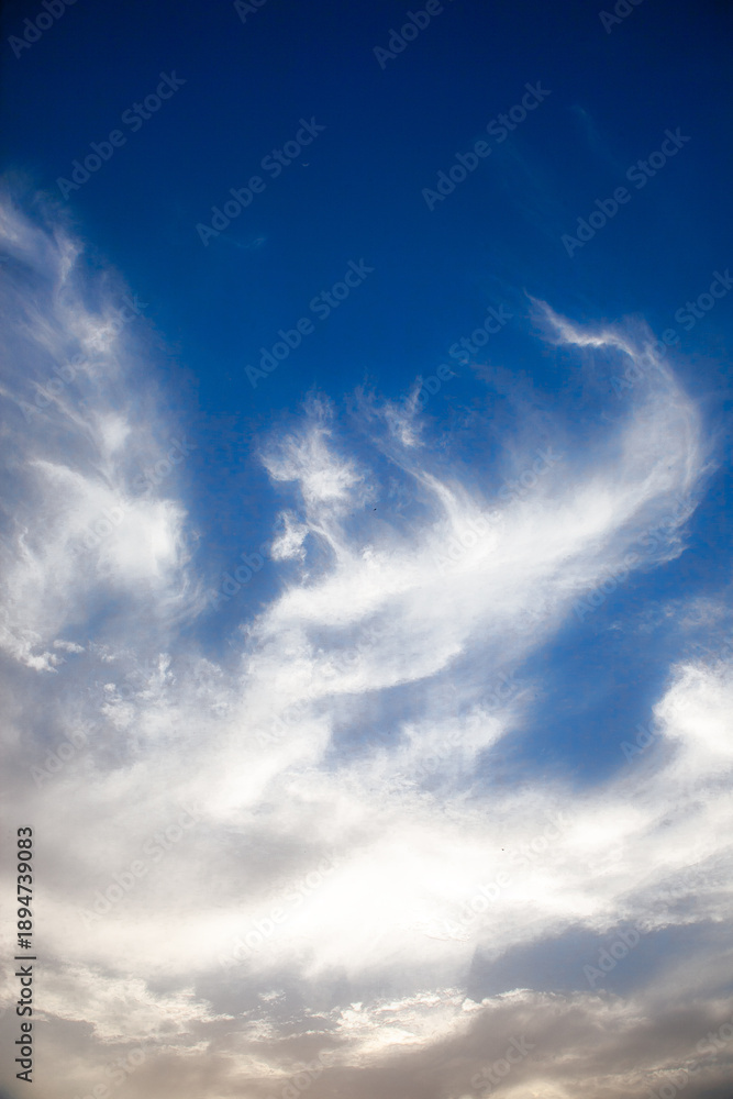 Obraz premium Soft, drifting clouds shaping a beautiful textured sky.