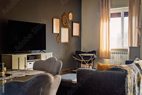 Wallpaper Mural Soggiorno elegante con parete decorata e luce naturale Torontodigital.ca