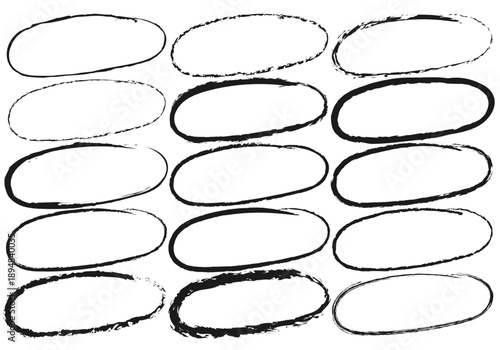 Conjunto de marcos ovalados con bordes de textura grunge y trazos de pincel