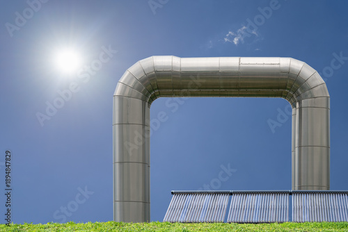 The combination of district heating and solar thermal energy offers a highly efficient, sustainable heat supply, especially through large-scale solar installations in district heating networks.