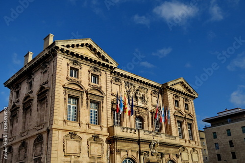 Hôtel de ville de Marseille.  Mairie de Marseille.  Immeuble du XVIIe siècle pavoisé de drapeaux tricolores. Quai du port,  2e arrondissement de Marseille, France.
