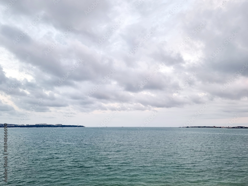 Obraz premium Open seascape view under cloudy dramatic sky