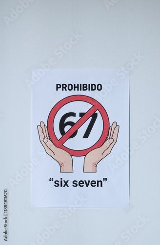 Sign on the white wall prohibition meme phrase six seven  in Spanish