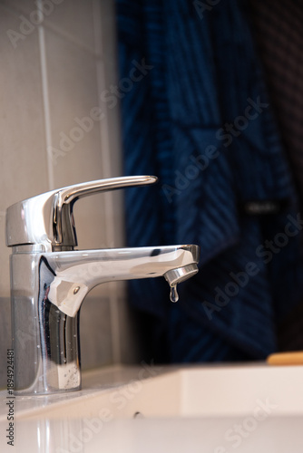 Quadro em tela Leaking faucet with single drop falling into sink