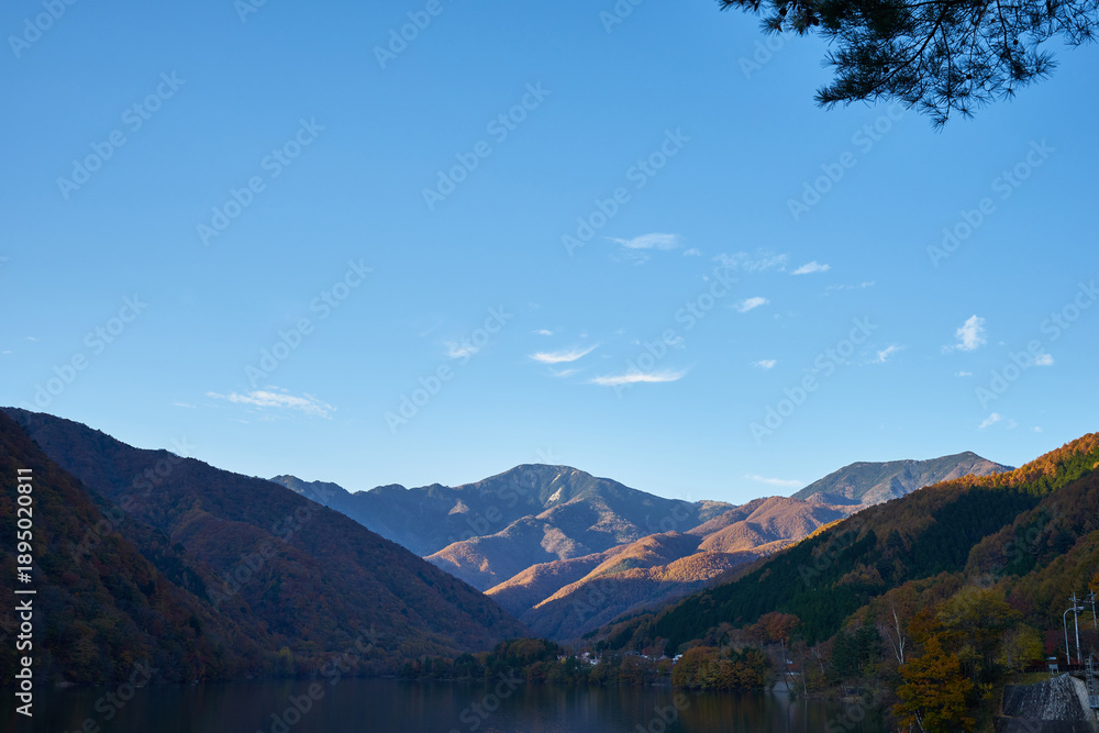 Obraz premium 山梨県山梨市三富 紅葉の広瀬湖と木賊山