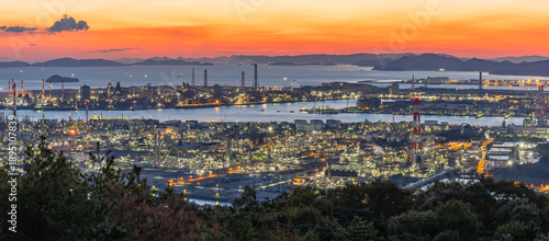 日本　岡山県倉敷市、鷲羽山スカイラインの水島展望台からの水島コンビナートの工場夜景