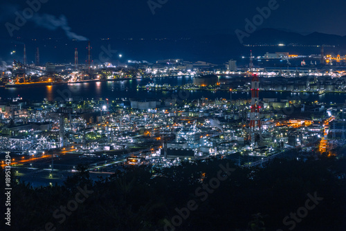 Fototapeta 日本 岡山県倉敷市、鷲羽山スカイラインの水島展望台からの水島コンビナートの工場夜景