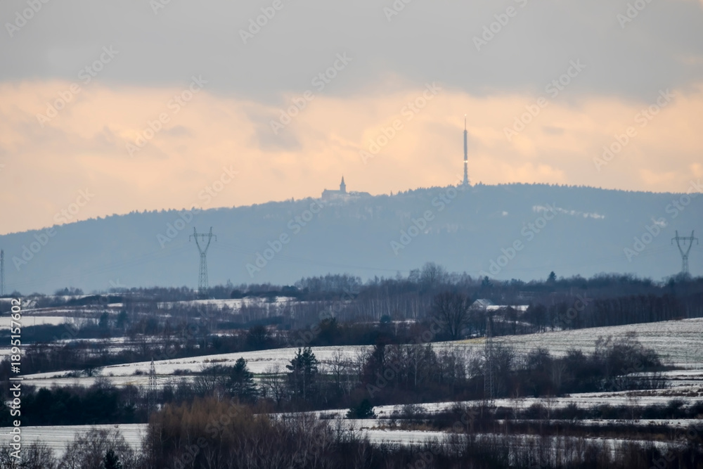 Fototapeta premium Góry Świętokrzyskie zimą.Góra 