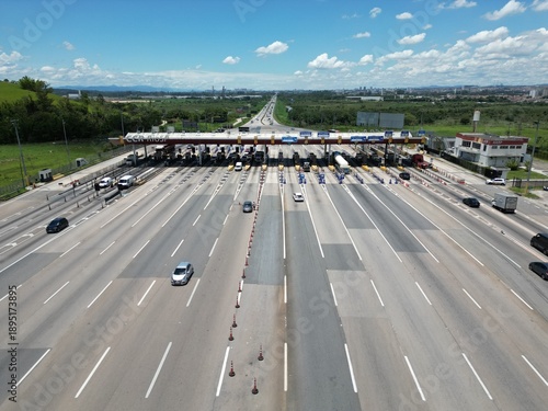 Praça de pedágio em rodovia movimentada, simbolizando mobilidade, transporte, logística e conexão entre cidades. Conceito de tráfego, infraestrutura moderna, viagens, deslocamento e fluxo econômico.