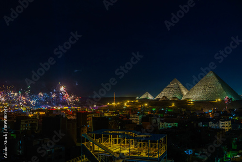 Cuadro en lienzo Fireworks on New Year's Even 2026, Giza, Egypt
