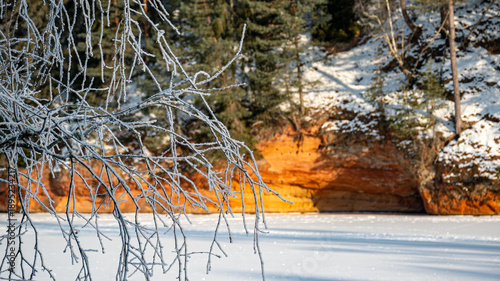 Tableau sur toile fabulous frost-covered trees, frozen river bank with sandstone outcrops