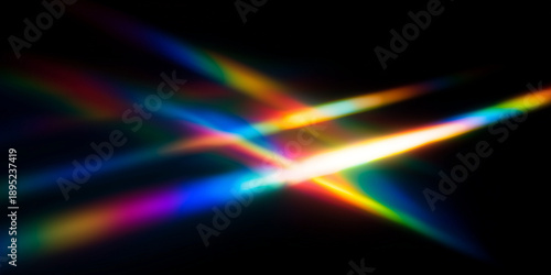 Prismatische Lichtstrahlen mit Regenbogenfarben auf schwarzem Hintergrund