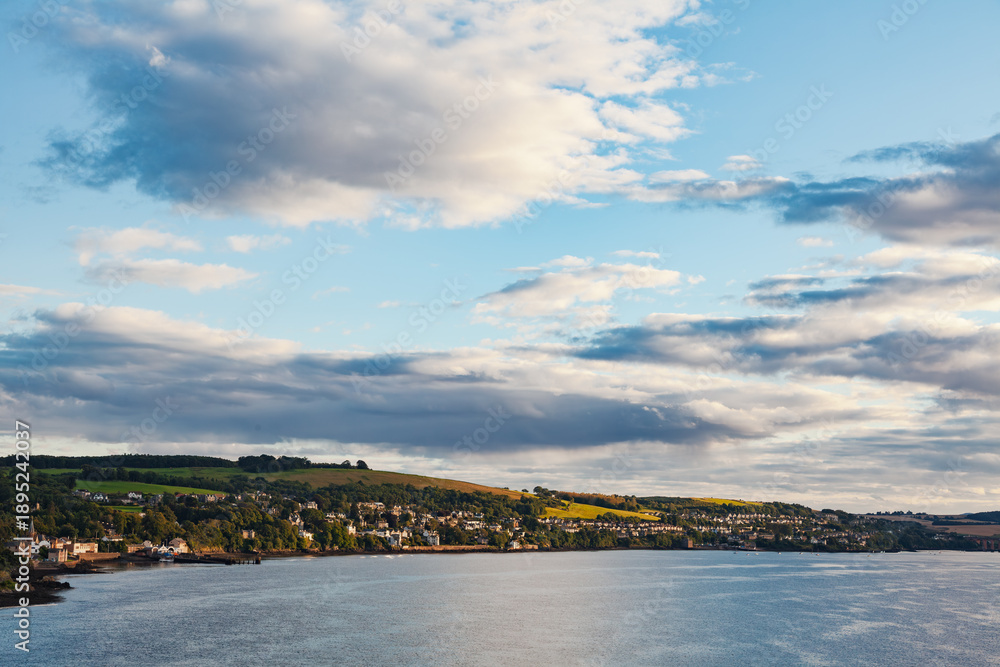 Obraz premium River Tay waterfront town under dramatic cloudy sky