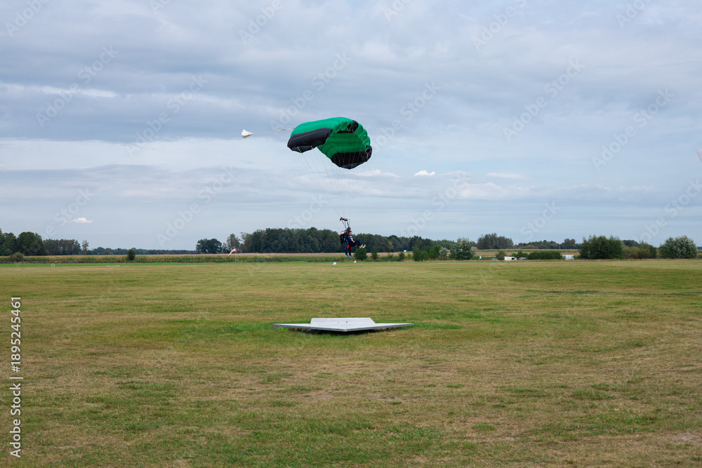 Obraz premium parachutists in the blue sky