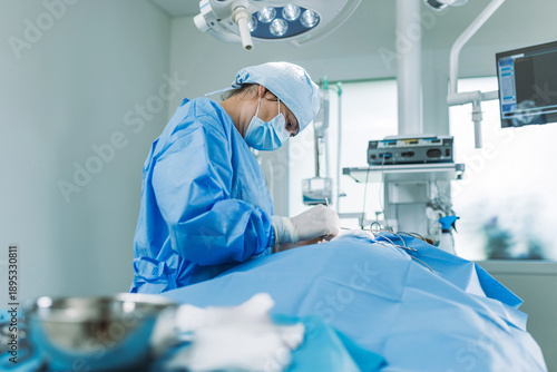 Foto Female surgeon, performs a medical procedure in a modern operating room with professional medical equipment and teamwork to ensure safety