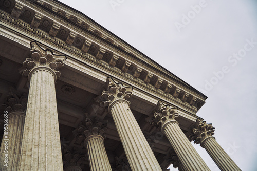 Photos Majestic corinthian colonnade under soft overcast sky