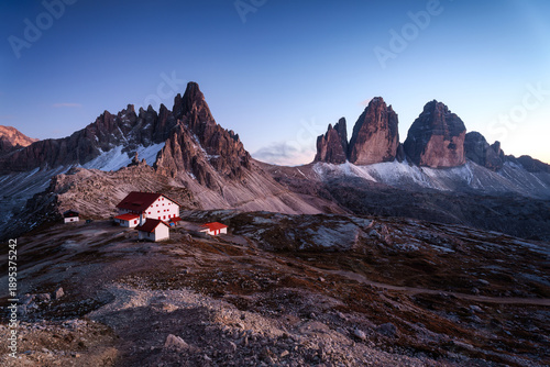 Konstfotografi Scenic view of Tre Cime di Lavaredo peaks and rifugio locatelli mountain hut in