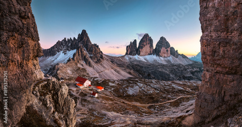 Quadro em tela Scenic view of Tre Cime di Lavaredo peaks and rifugio locatelli mountain hut in