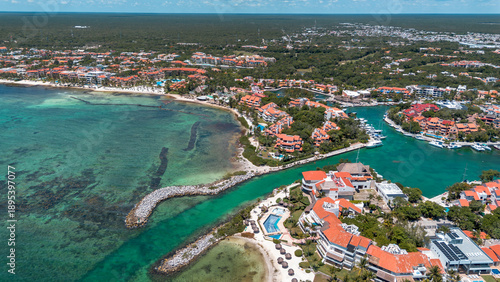 Marina y zona residencial de lujo frente al mar en la Riviera Maya, México Vista aérea con drone de playa en Puerto Aventuras