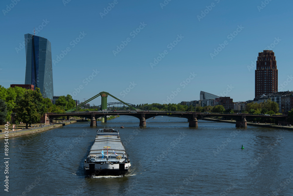 Obraz premium a transport ship on the River main in Frankfurt Germany
