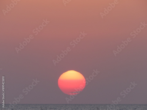 Foto Minimal sunset over ocean